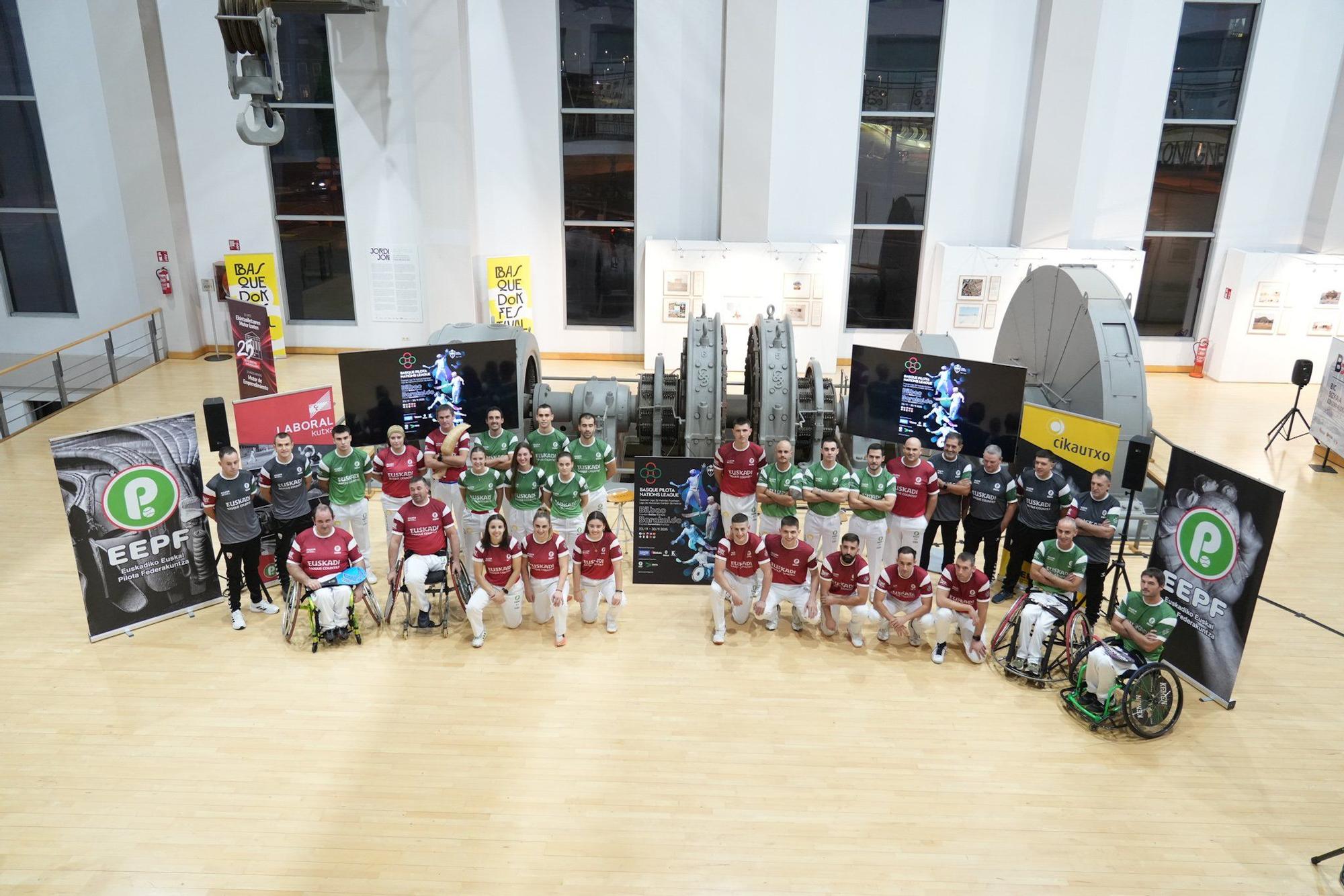 La Federación de Euskadi presenta a los pelotaris de Euskal Selekzioa que competirán en la Liga de Naciones de 36 metros en Bilbao.