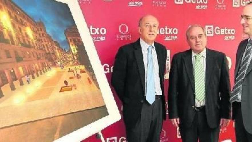 El concejal de Urbanismo de Getxo, Joseba Arregi, y responsables del Puente Bizkaia posan junto a una infografía de la futura plaza tras la conclusión de la obra.