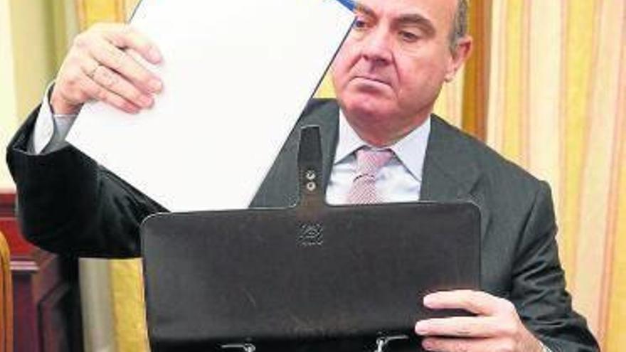 Guindos anuncia que las emisiones de deuda pública estarán por debajo de los 51.000 millones previstos