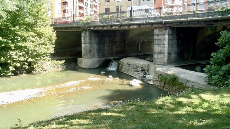URA derribará la presa situada bajo el puente que une Iurreta y Durango