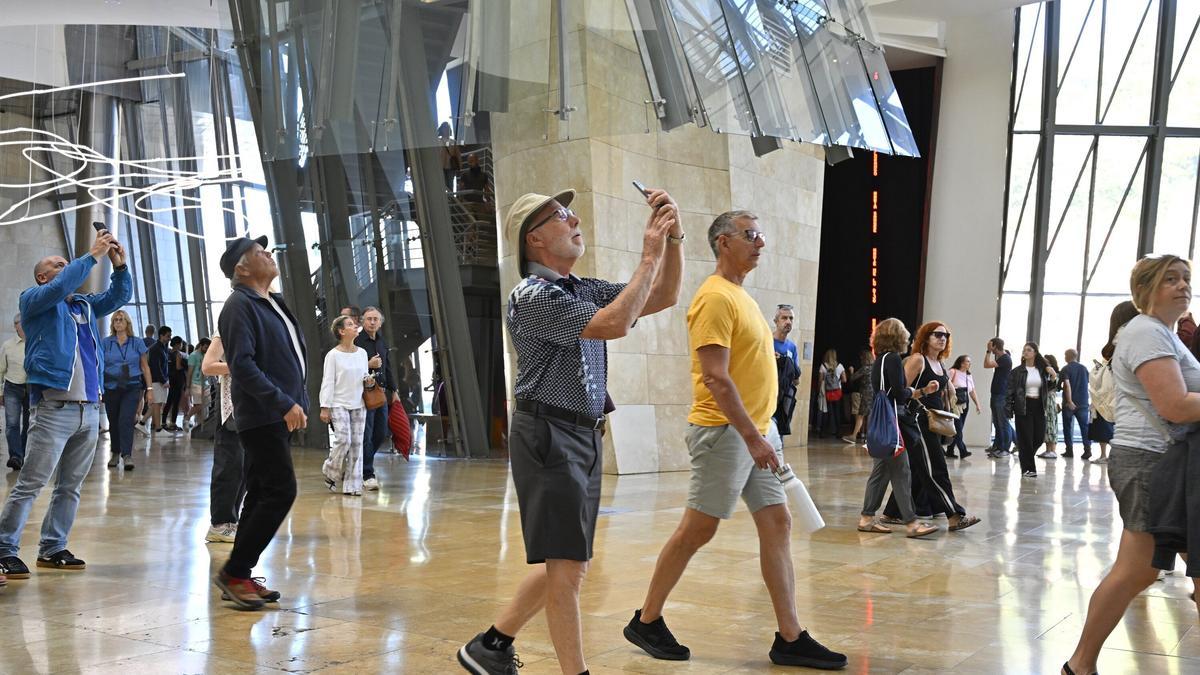 Varios visitantes fotografían el interior del Museo Guggenheim