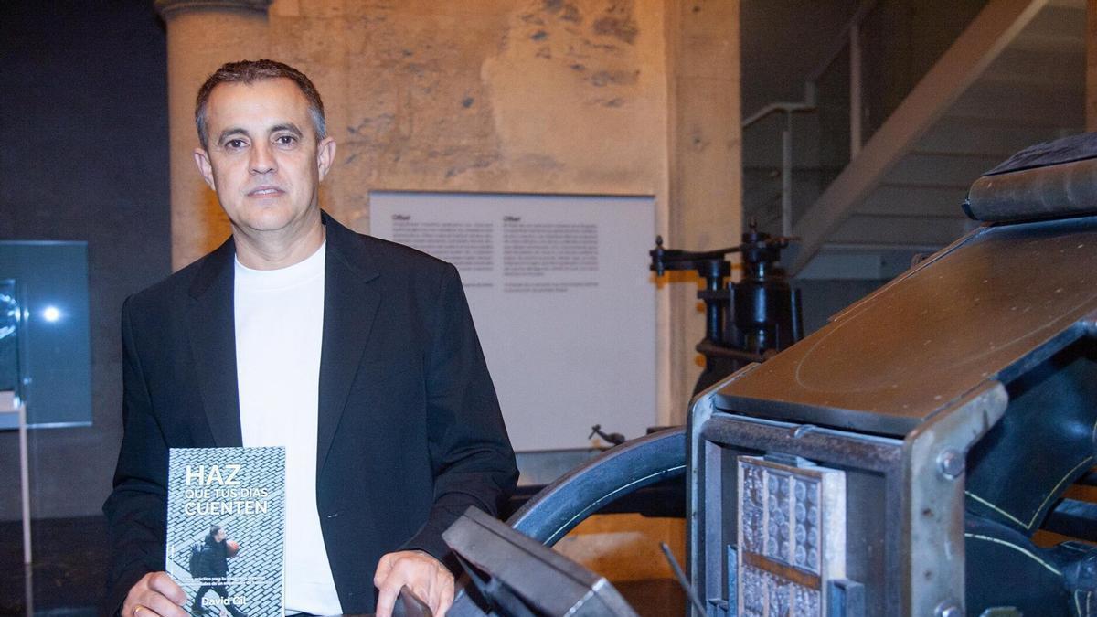 David Gil presentó el año pasado su primer libro