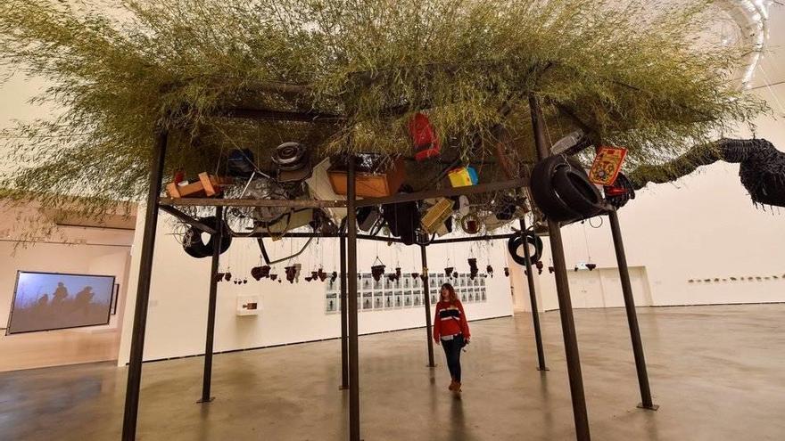 Una mujer observa &#039;La llegada de la buena fortuna&#039;, del artista Chen Zhen, en el Guggenheim de Bilbao.