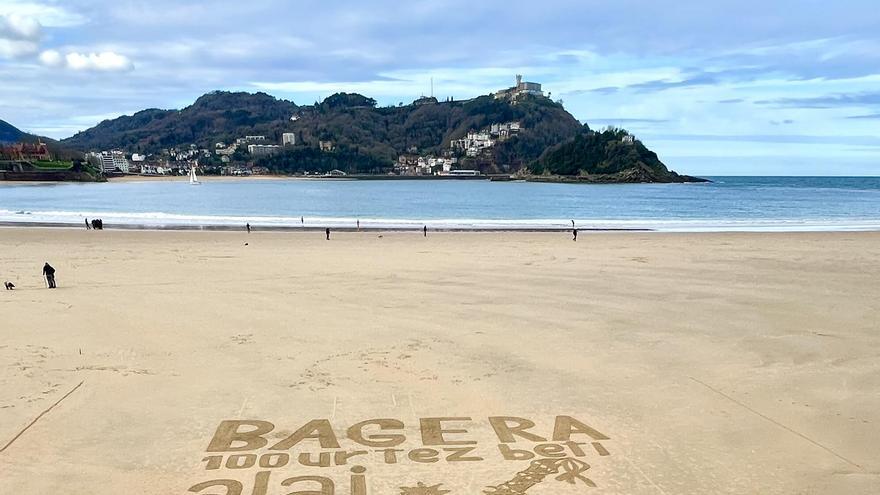 La Tamborrada llega a la playa de La Concha