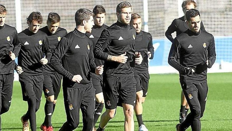 Iñigo Martínez corre con sus compañeros ayer en el entrenamiento de Zubieta.