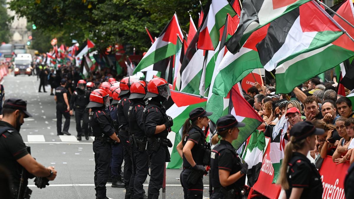 Gran presencia policial en la meta de La Vuelta en Bilbao, frente a una multitud que portaba banderas palestinas.