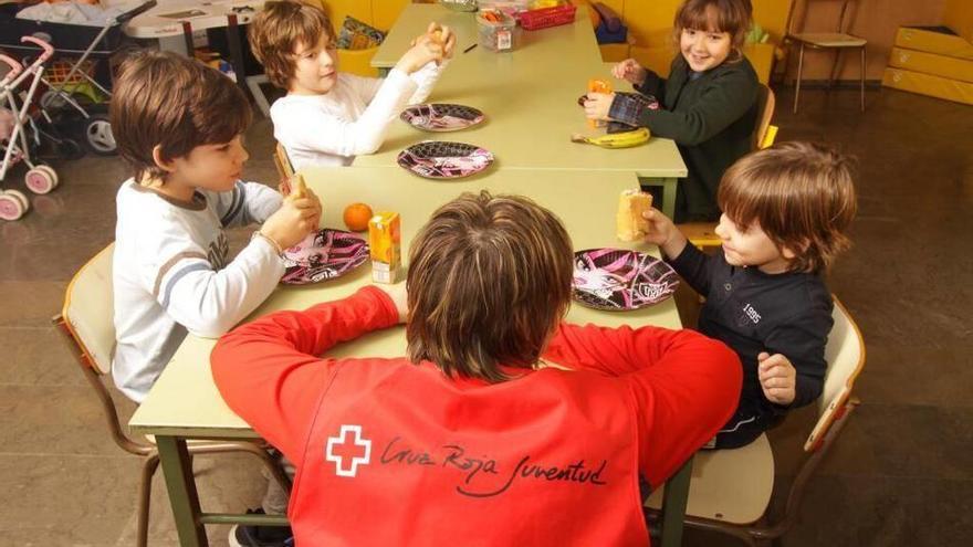 Cruz Roja Navarra reparte 100 meriendas diarias entre la infancia desfavorecida en Burlada, Cascante, Pamplona y Tudela.