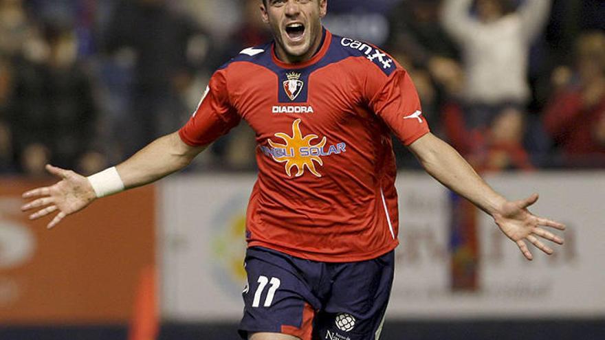 Pandiani festeja su primer gol de la noche al Atlético de Madrid.