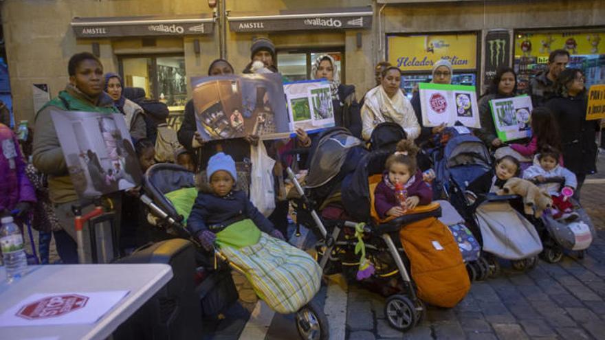 Concentración de la Plataforma de Personas Afectadas por Hipoteca (PAH) para reivindicar ante el Ayuntamiento de Pamplona la necesidad de disponer de las viviendas de emergencia habitacional que gestiona.