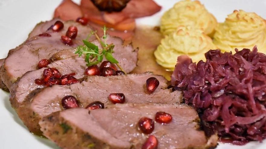 Un plato suculento para una comida navideña.