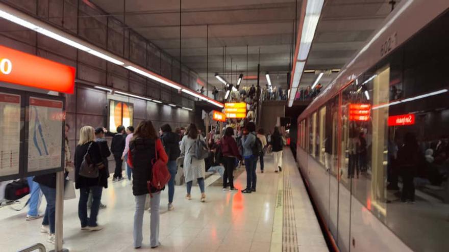 &quot;Hay un lío impresionante: autobuses atestados, paradas de taxi llenas... &quot;
