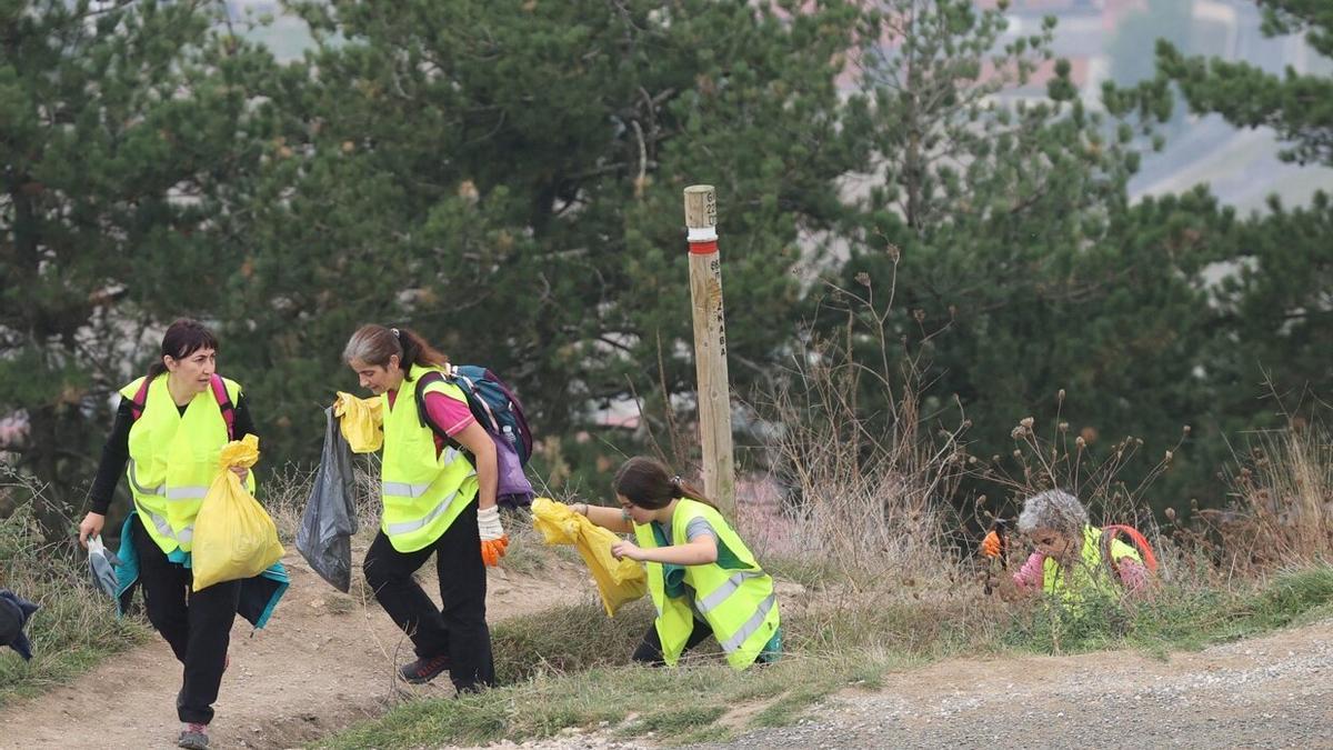 Voluntarios limpiando en auzolan el monte Ezkaba en 2021