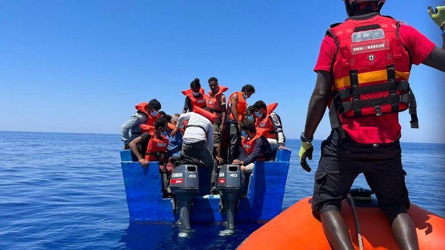 Uno de los rescates llevados a cabo por el barco Aita Mari en junio