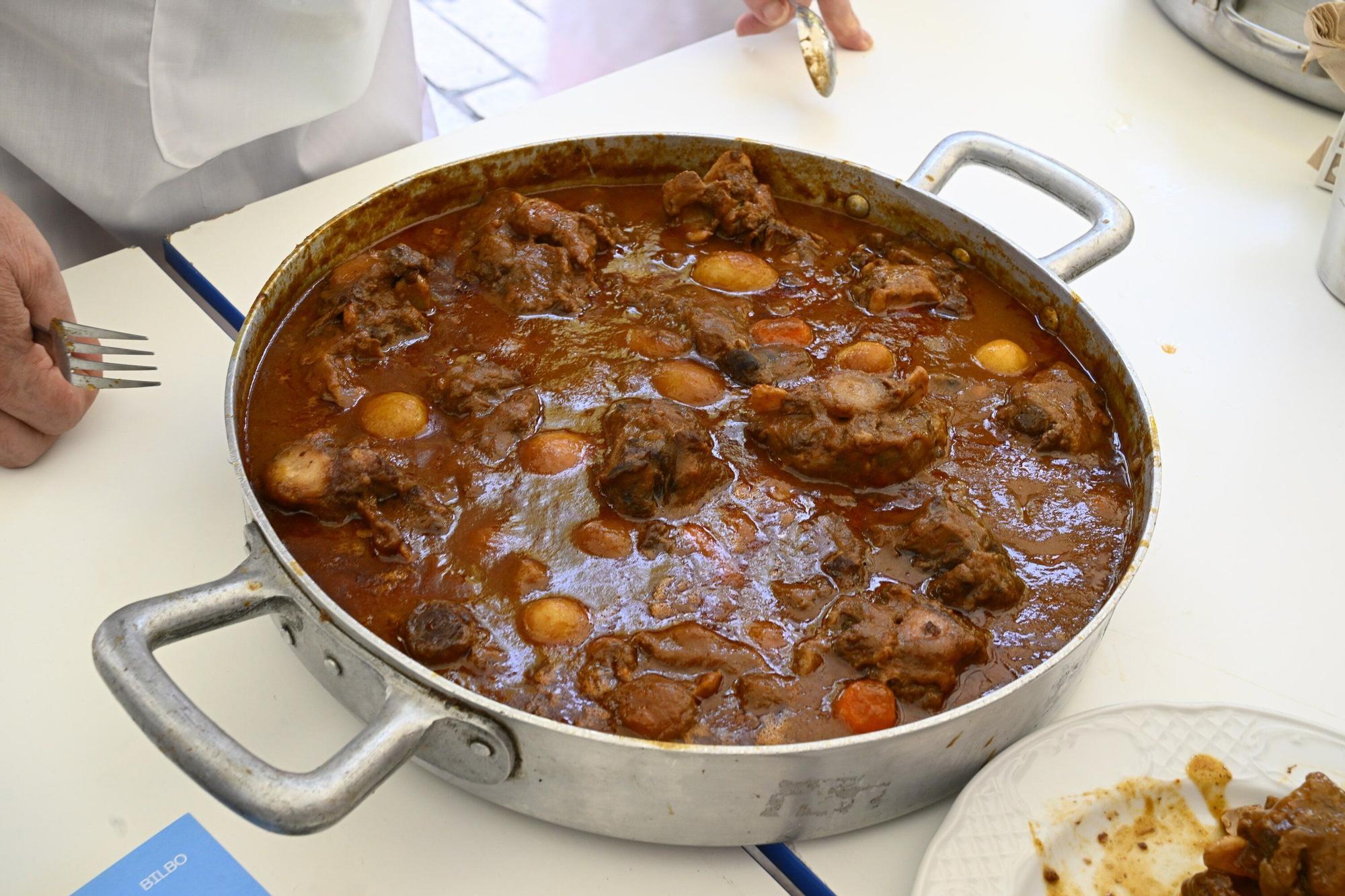 En imágenes: concurso gastronómico de rabo de toro en Aste Nagusia