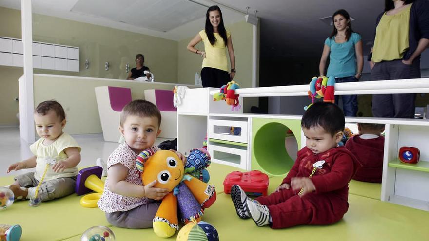 Educadoras observando a los niños en el primer día de apertura de la nueva escuela infantil municipal Hello Buztintxuri.