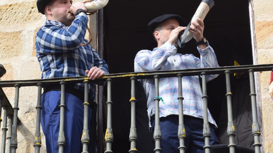 En imágenes: El frenesí carnavalero rural atrapa a la Llanada