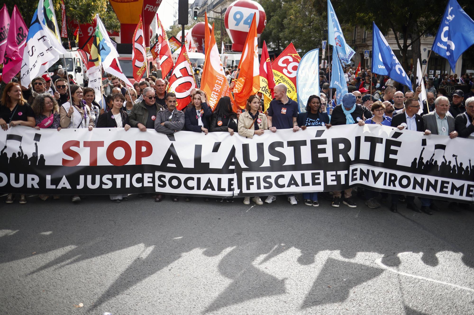 Miles de personas salen a las calles en Francia ante el plan presupuestario que perfila el primer ministro