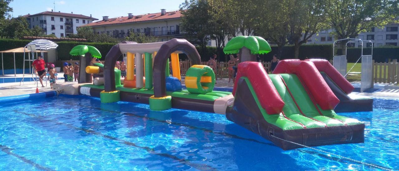 La piscina de Urnieta ofrece dos jornadas con hinchables