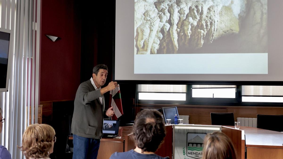 El arqueólogo de la Universidad de Cantabria, César González Sainz, explica el hallazgo en Santakutz