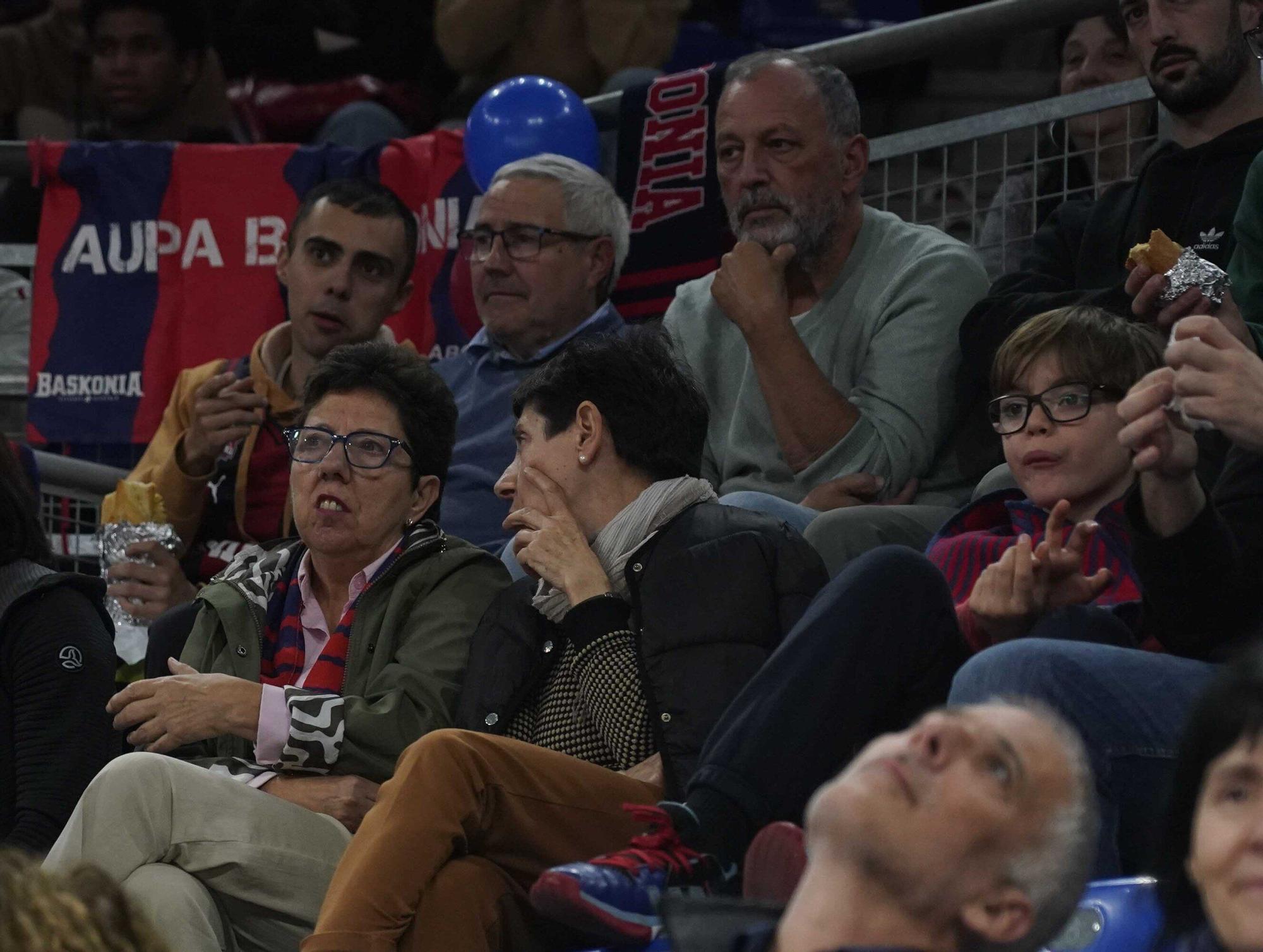 En imágenes: Búscate en las gradas del Buesa Arena en el Baskonia - Dubái