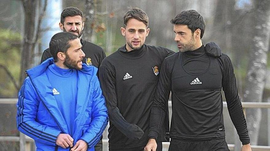 Januzaj y Xabi Prieto charlan ayer con el integrante del staff técnico Xabi Ruiz de Ocenda, con Raúl Navas de fondo.
