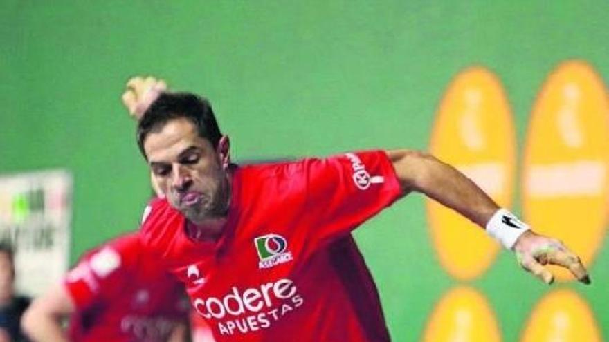 Olaizola golpea la pelota en el partido de ayer en Zierbena.
