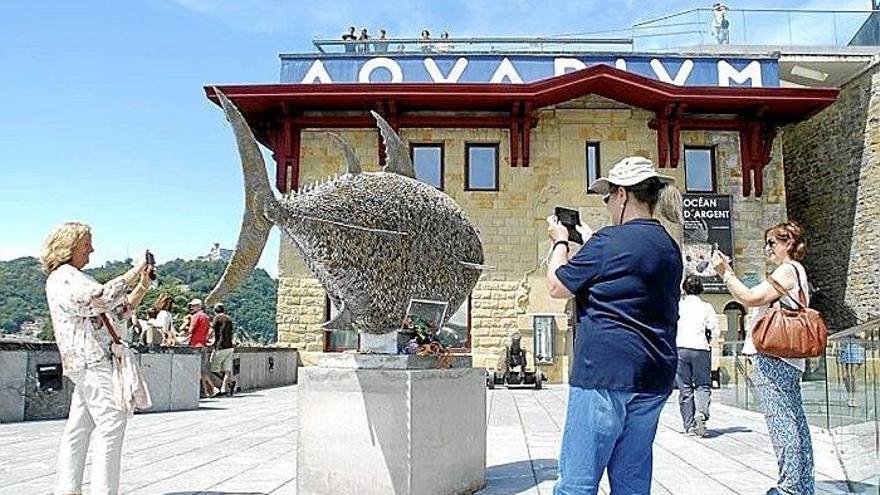 La obra ‘Atún basura’ se expone junto al Aquarium