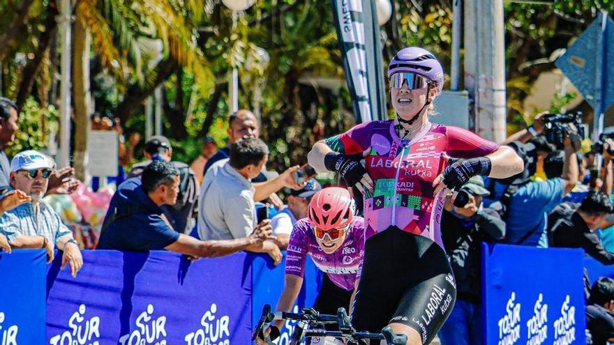 Marjolein van't Geloof pone el broche de oro en El Salvador