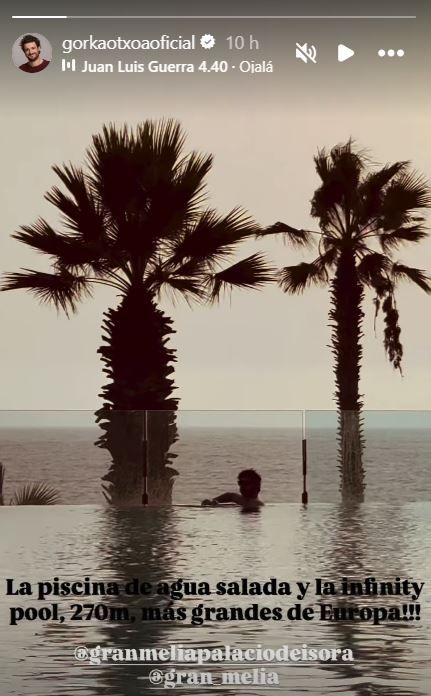 Gorka Otxoa en la piscina del Gran Meliá Palacio de Isora