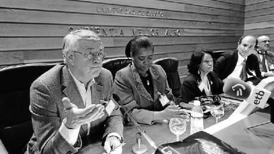 Los expertos en psicología Monica Thompson, Lars Weisaeth, Francisco Duque y Simona Agger, en la rueda de prensa celebrada ayer en la Universidad de Deusto.
