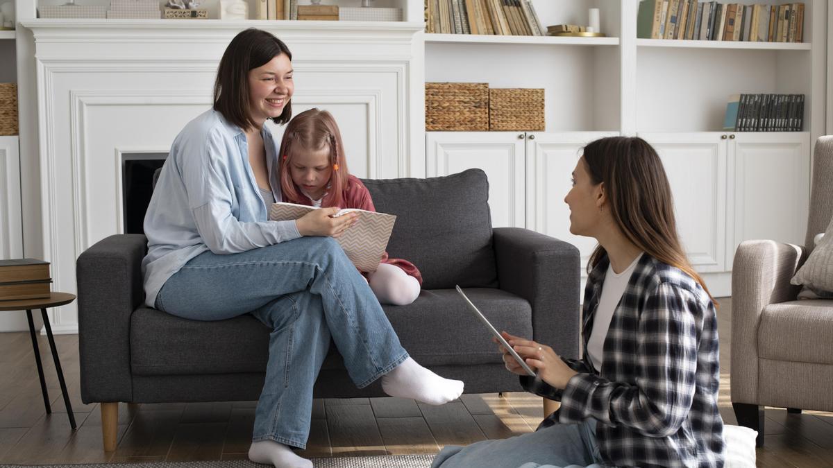 Dos madres pasan tiempo con su hija.