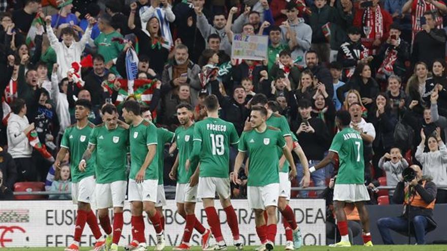 Los jugadores de la Euskal Selekzioa celebran un gol en su último partido hasta la fecha, contra Uruguay.