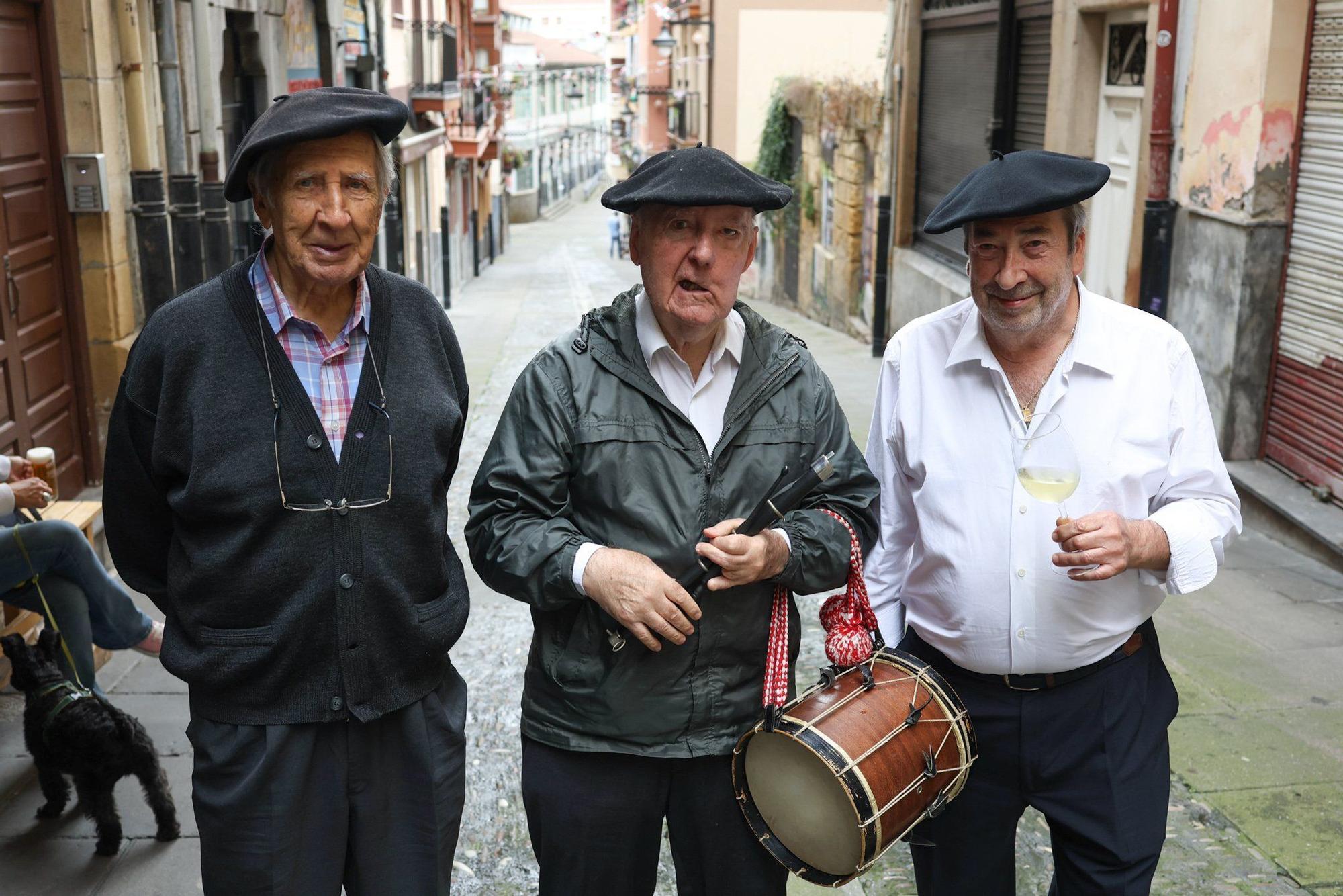 El presidente del club de Amigos de la Boina, Pablo Vélez; el txistulari Mikel Bilbao y el vicepresidente del club Josemi Cuesta.