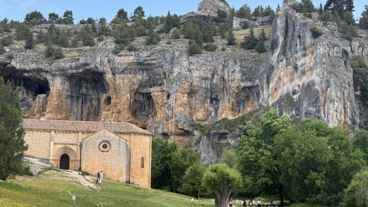 La misteriosa ermita templaria, rodeada de naturaleza y protegida por el canón de origen kárstico.