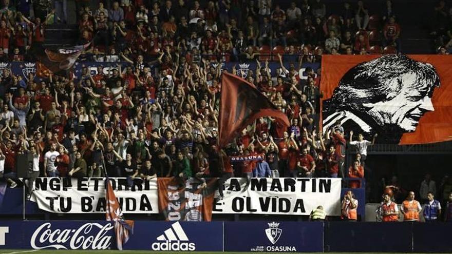 Imagen de la pancarta con la que recibió Graderio Sur a Enrique Martín Monreal en el retorno del técnico de Campanas a El Sadar.