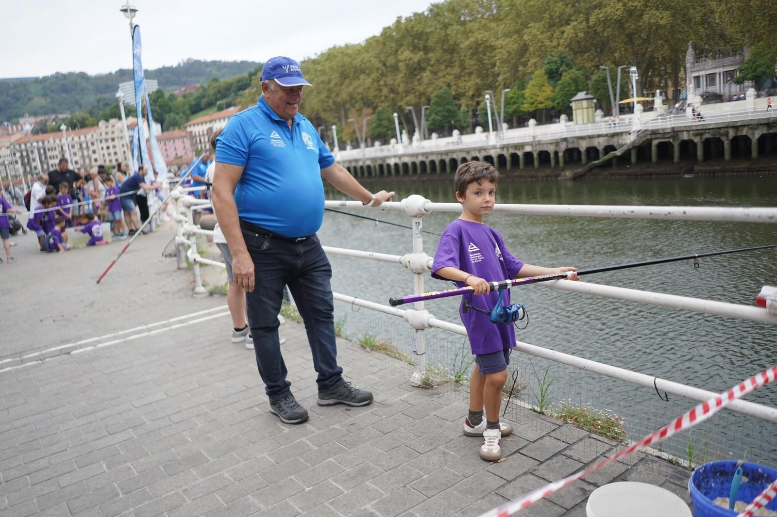 En imágenes: la Escuela de Pesca comienza temporada en Bilbao