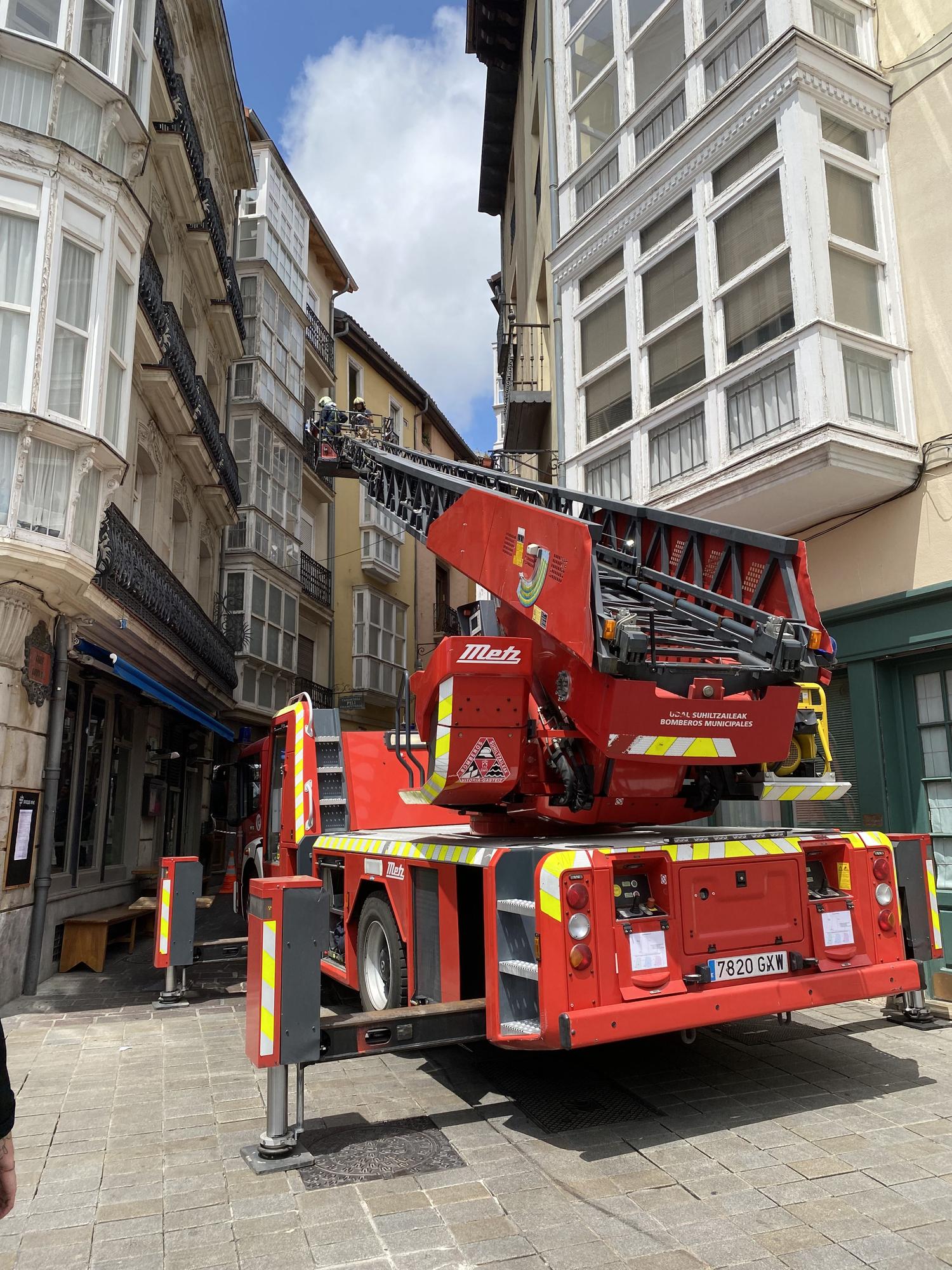 Bomberos de Vitoria revisan el exterior de una vivienda en la calle Correría.