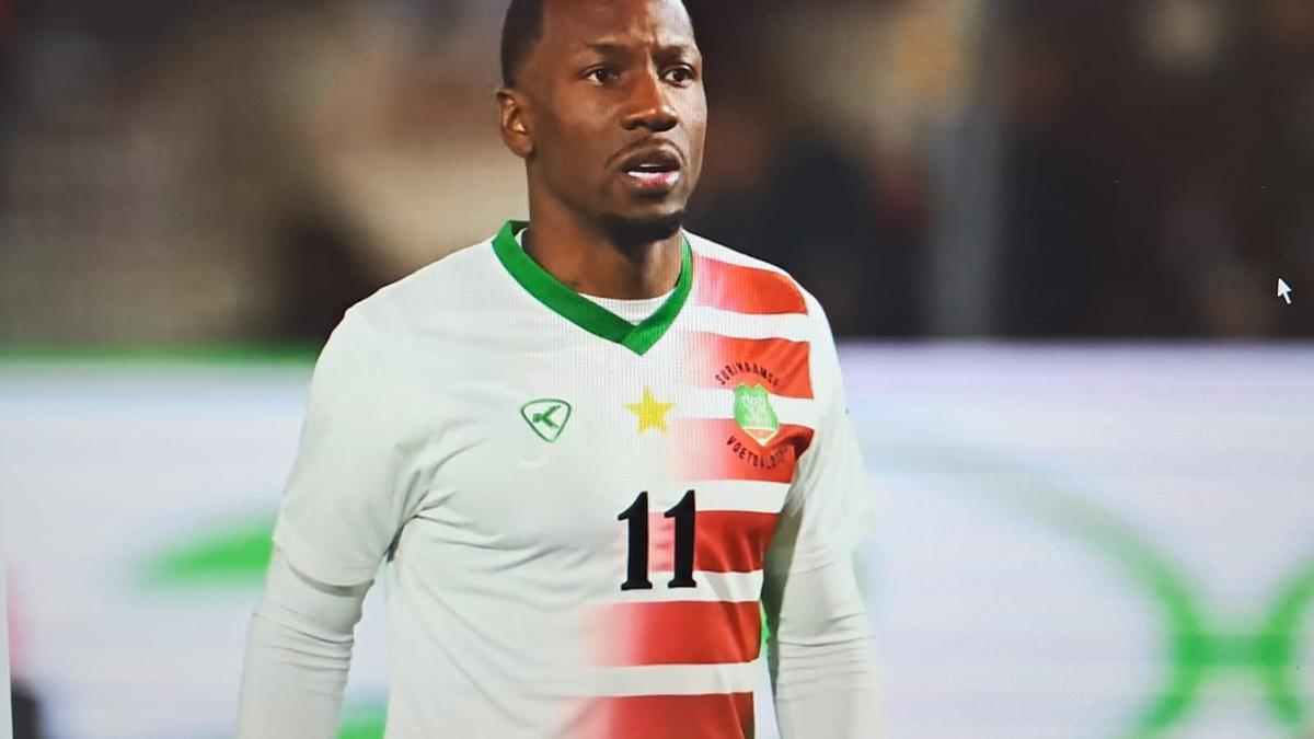 Sheraldo Becker, en un partido con Surinam.