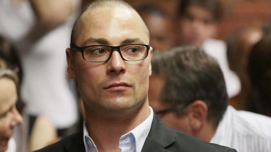 El hermano de Oscar Pistorius está acusado de homicidio voluntario