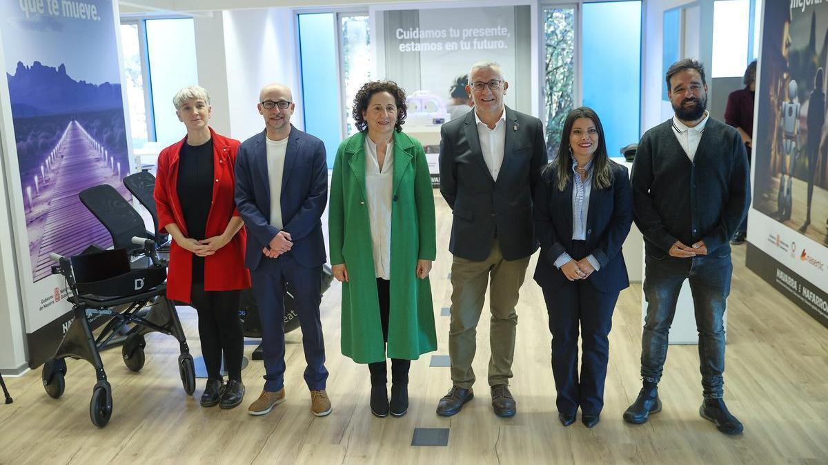 De izquierda a derecha, Aitziber Aldabe, Txerra García de Eulate, Carmen Maeztu, Félix Taberna, Zuriñe Peñas y Raúl Oliván, en la inaguración del centro VidAAs.