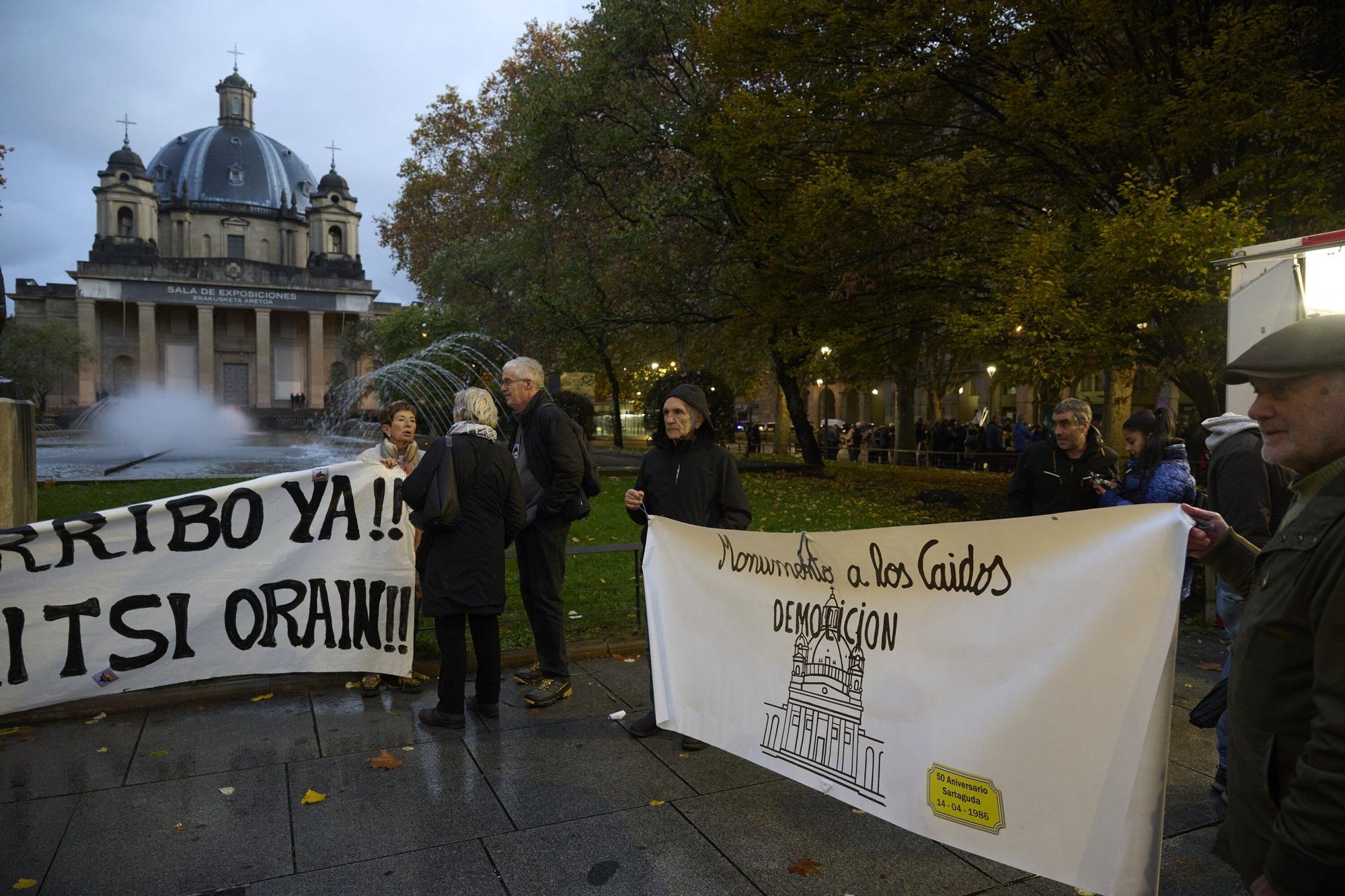 Manifestación de las asociaciones memorialistas para pedir el derribo del Monumento