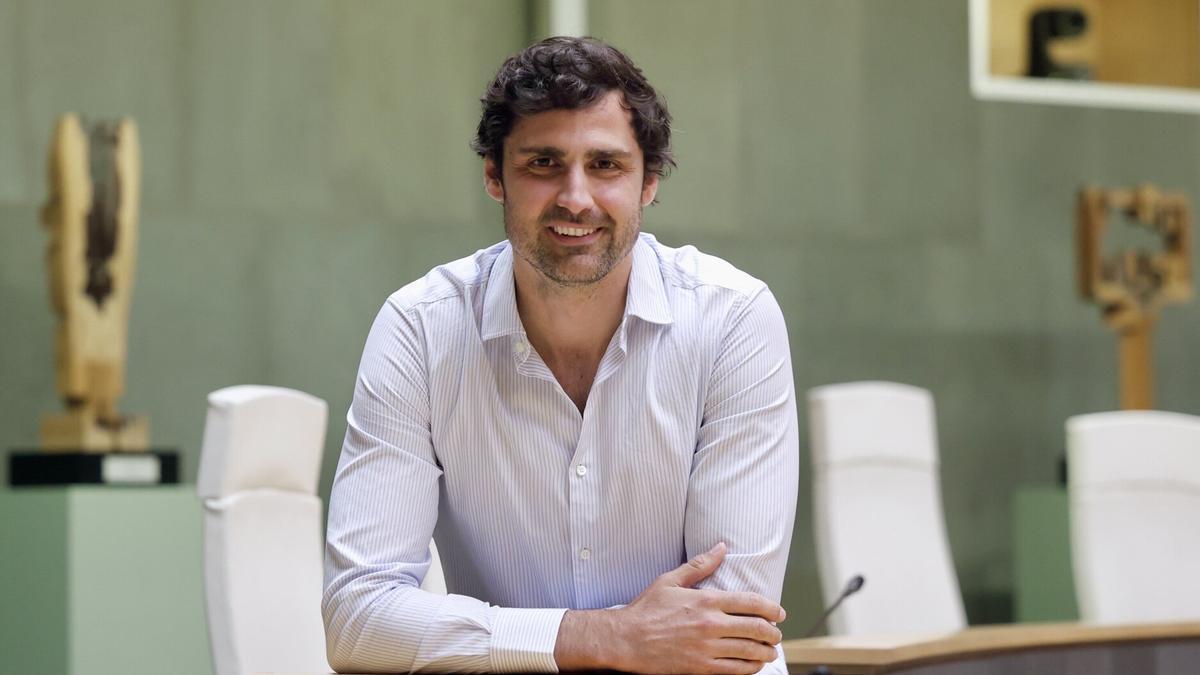 Mikel Lezama posa en las Juntas Generales