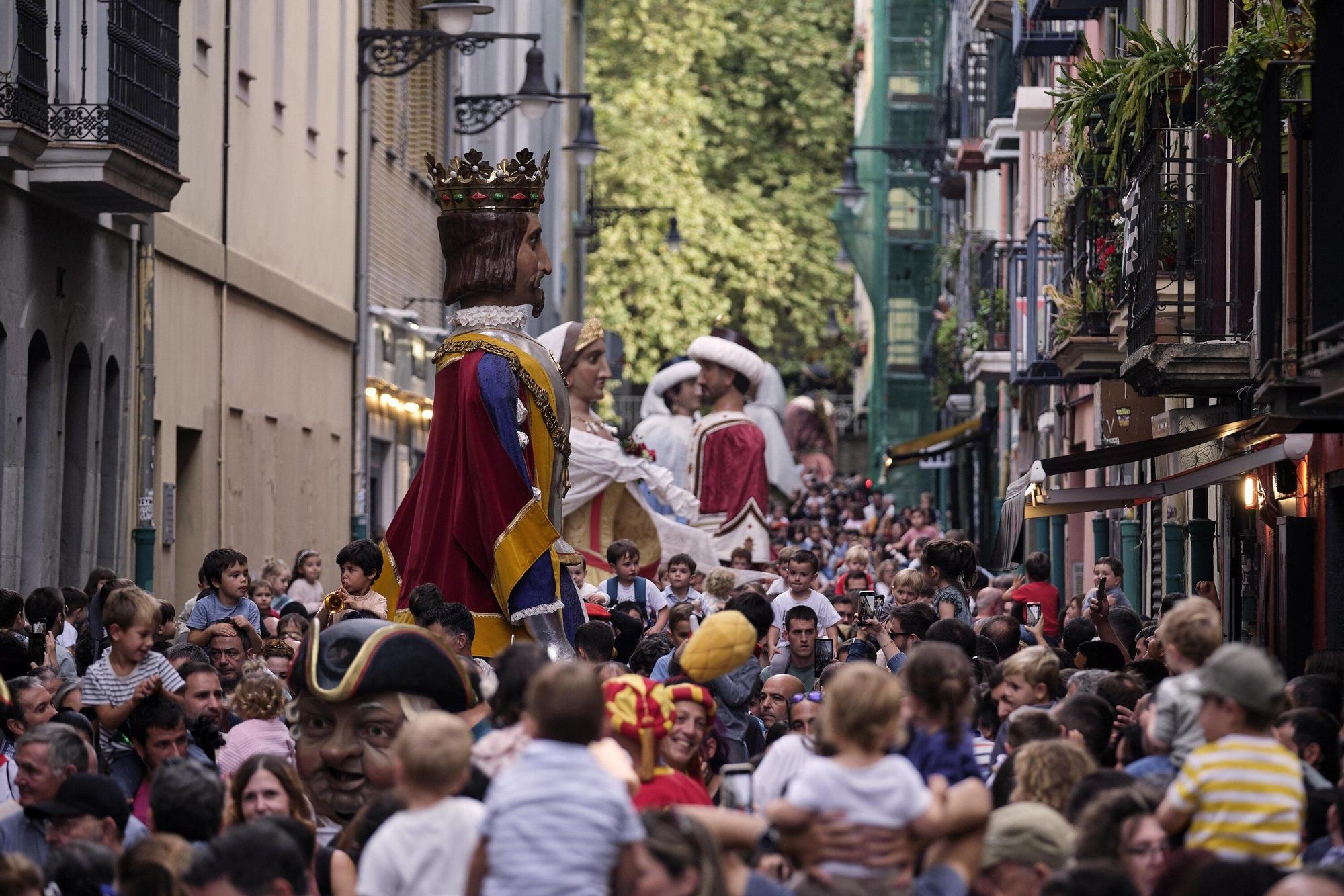 Comparsa de Gigantes y Cabezudos por San Fermín Txikito