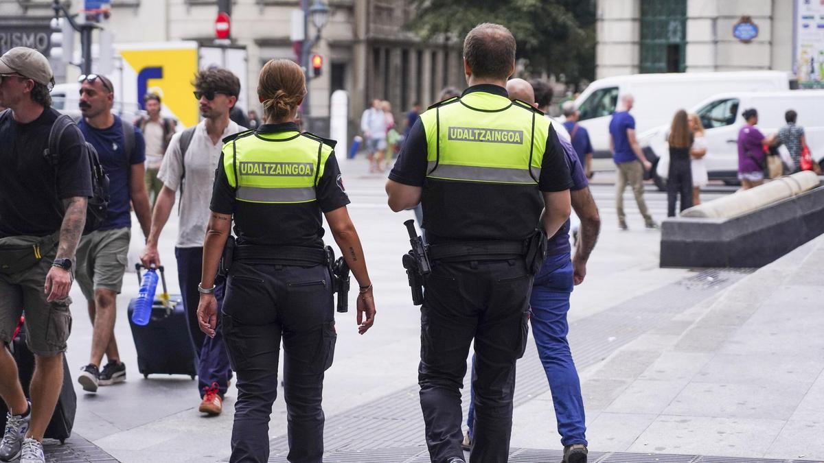 Dos agentes de la Policía Municipal caminan por el centro de la ciudad.