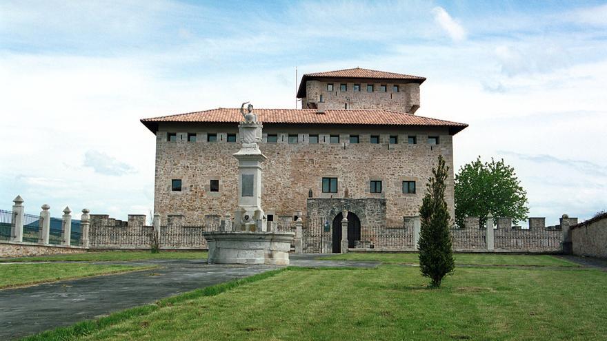 Viaje a la historia viva de Valdegovía en un visita a la  Torre-Palacio de los Varona