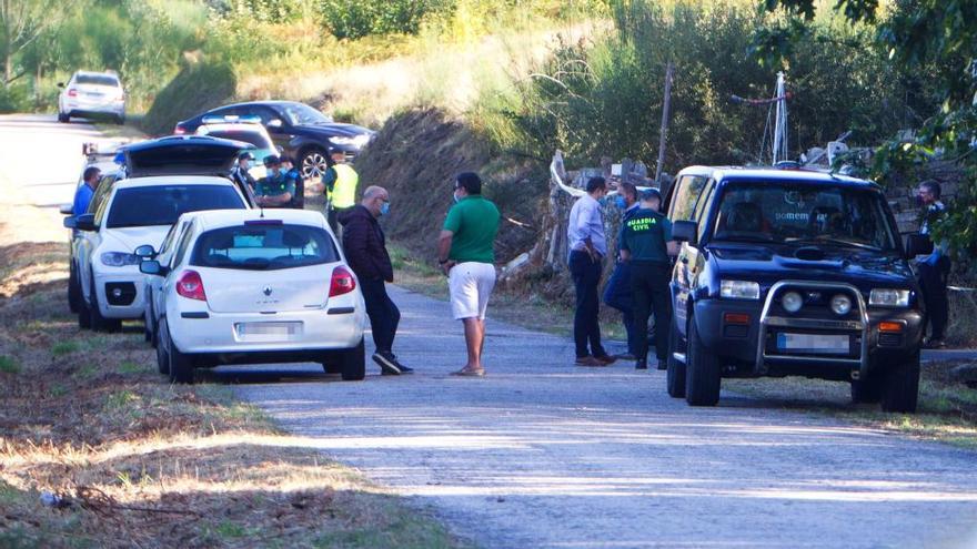 Agentes de la Guardia Civil junto a la finca de Soutomaior.