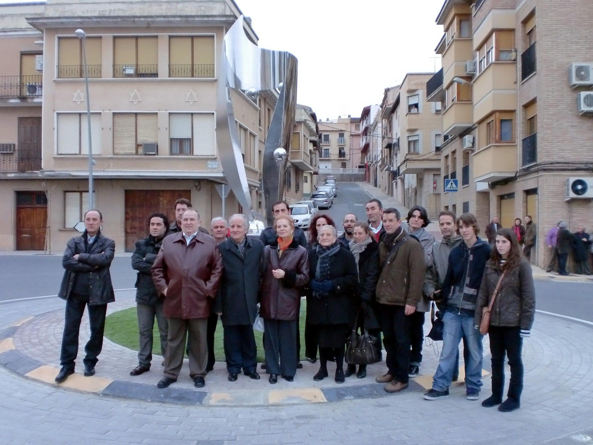 El artista Manuel Clemente, junto a sus familiares y miembros de la corporación municipal de Cascante con la obra &#039;Puerta de Amistad&#039; en 2011