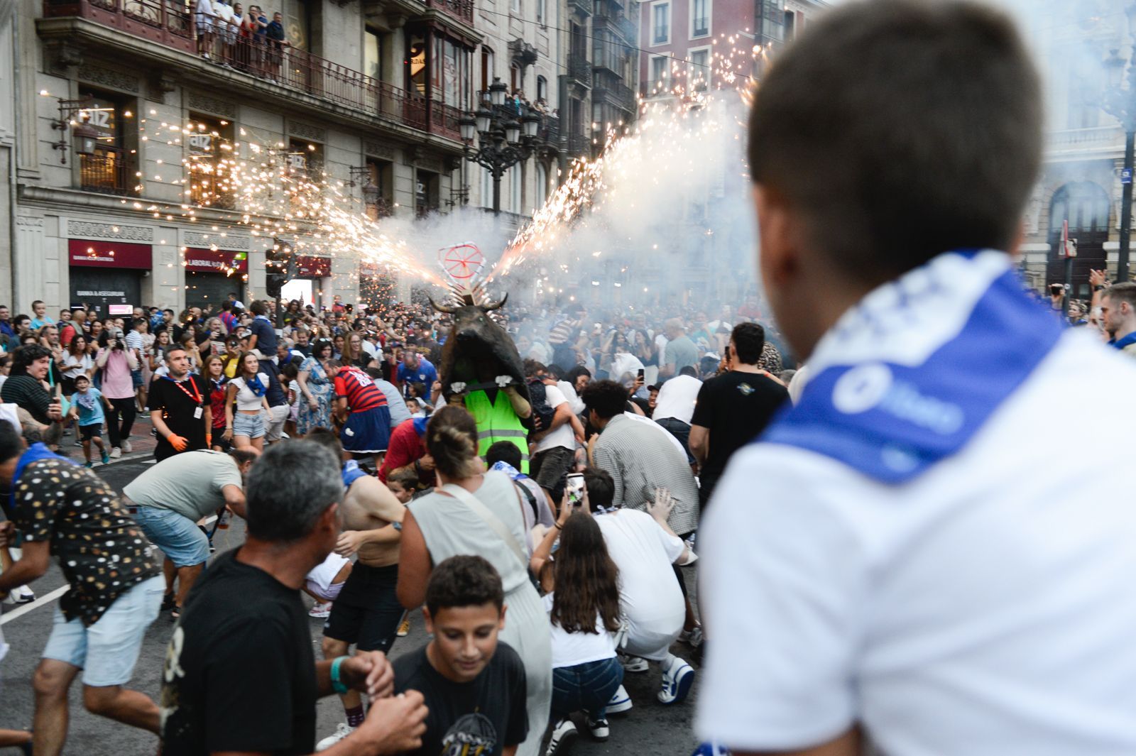 En imágenes: apertura de txosnas y toro de fuego