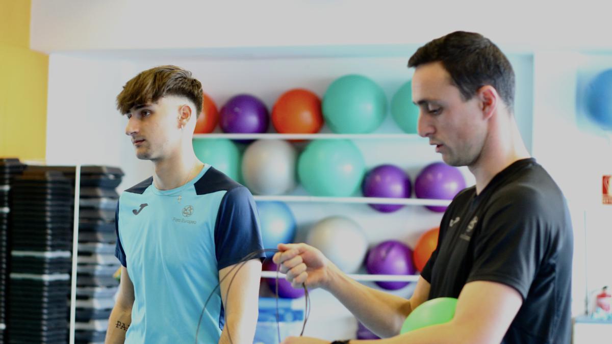 Alumno y docente del Grado de Deporte de Foro Europeo en una sesión práctica