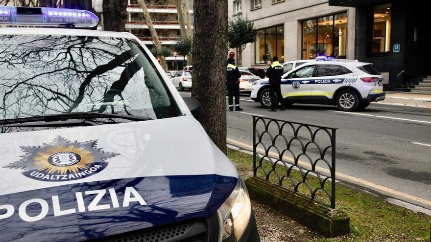Detenido un hombre de 42 años por forcejear y amenazar con una botella de cristal a su expareja en Gasteiz